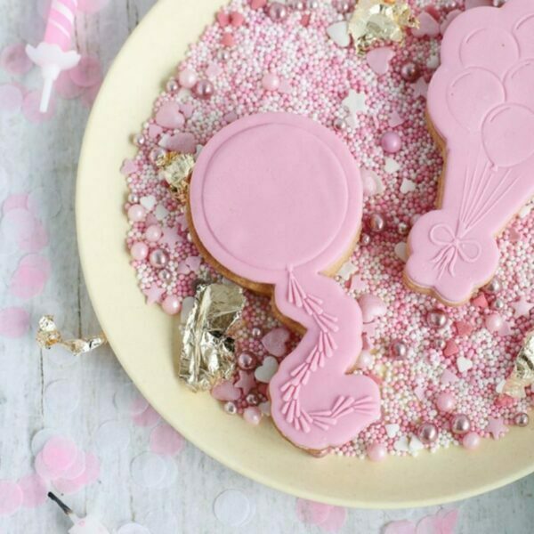 Deze fondant stempelset (stempel en steker) van een grote ballon met tassel slinger is super feestelijk. Het mooie aan deze koek is dat je van alles in de ballon kan zetten. Leeftijden, initialen, korte woorden. Het is allemaal leuk. Kijk voor verrassende opties ook eens bij onze mini stempels. Op deze manier maak je iedere […]