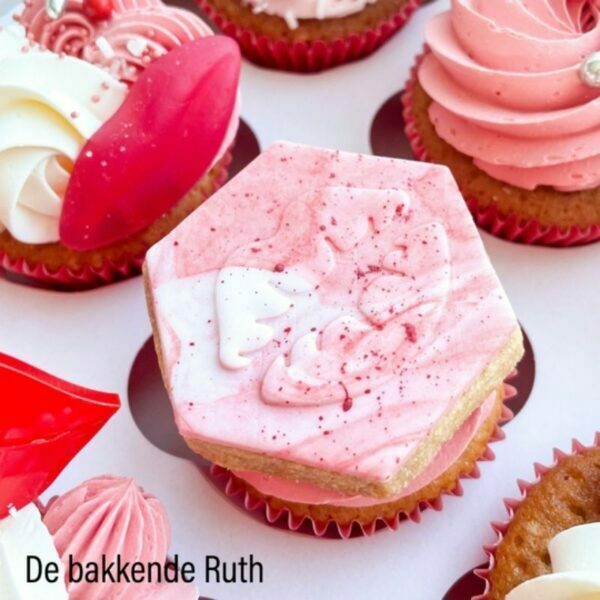 Zeg het met koekjes. Deze POPstempel met mond is perfect geschikt voor een sweetbox, op een taart of als topping op mooie cupcakes. Heb je liever de Koekstempel variant? Bekijk dan hier de Koekstempel met mond. Op de foto heeft Ruth de zeshoek 60mm steker gebruikt. Gebruik Deze emboss koekstempel is zowel te gebruiken zonder, […]