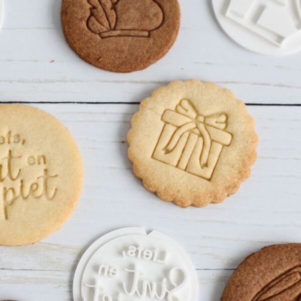 Deze Koekstempel met de opdruk van een cadeautje past goed bij feestelijke gelegenheden. Bak de koekjes en stop ze als cadeau in de schoenen van je kinderen of zet ze op tafel tijdens het heerlijke avondje. Dat wordt gegarandeerd een feest! Het koekje van de foto is uitgestoken met onze kartel 6cm ronde steker. Gebruik […]