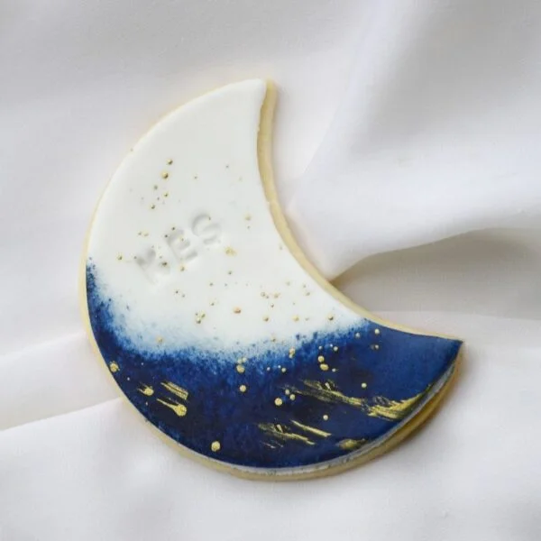 Maak de mooiste maankoekjes met onze uitsteker maanvorm 8cm. Leuk voor geboorte koekjes zoals degene op de foto gemaakt door Cake Bake By Sas, koekjes in eenhoorn en regenboog thema of stoere koeken voor in een ruimtevaart set. Voor welk thema ga jij?