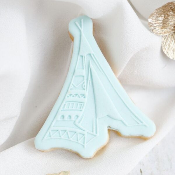 Met deze fondant stempelset maak je een gedetailleerde Tipi koek. Is hij niet super leuk? tof voor een indianen of boho thema sweetsbox. Gebruik Deze fondantstempel met uitsteker is alleen te gebruiken met fondant. Bak eerst koeken af in de door jou gewenste vorm. Wanneer de koeken in de oven zitten kan je het fondant […]