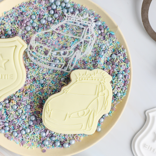 Deze stoere politie auto met zwaaiende sirenes is de showstopper op jouw sweet table voor de verjaardag van je kind. Combineer hem met de politie badge of bekleed hem met wit fondant en laat de kinderen de auto zelf inkleuren met eetbare verf. De politie auto bestaat ui een POPstempel en uitsteker. De koek is […]