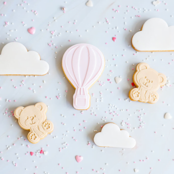 Een schattig luchtballon koekje om het beertje of een ander zoet koekje te complimenteren. Leuk voor verjaardagen (van kleine kindjes) maar ook zeker voor baby showers en gender reveal koekjes. Is hij niet leuk?! Je ontvangt zowel de POPstempel als de bijpassende steker om dit koekje zelf te kunnen bakken. Gebruik Deze POP-koekstempel is alleen […]