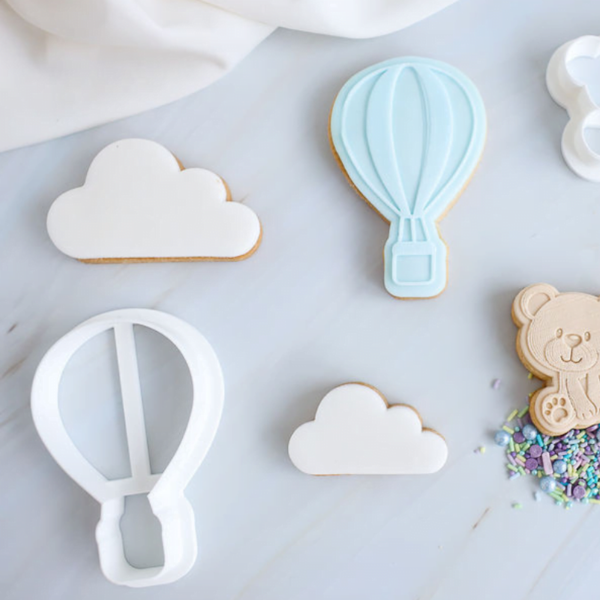 Een schattig luchtballon koekje om het beertje of een ander zoet koekje te complimenteren. Leuk voor verjaardagen (van kleine kindjes) maar ook zeker voor baby showers en gender reveal koekjes. Is hij niet leuk?! Je ontvangt zowel de POPstempel als de bijpassende steker om dit koekje zelf te kunnen bakken. Gebruik Deze POP-koekstempel is alleen […]