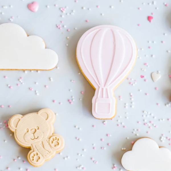 Een schattig luchtballon koekje om het beertje of een ander zoet koekje te complimenteren. Leuk voor verjaardagen (van kleine kindjes) maar ook zeker voor baby showers en gender reveal koekjes. Is hij niet leuk?! Je ontvangt zowel de POPstempel als de bijpassende steker om dit koekje zelf te kunnen bakken. Gebruik Deze POP-koekstempel is alleen […]