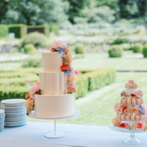 Met deze cake shapers (1 set bestaat uit 2 identieke plaatjes zoals op de foto) smeer je gemakkelijk je taart super strak af. Doordat de cake shapers gemaakt zijn van half transparant acryl kan je goed zien wat je doet. Met hun 4mm dikte zijn ze lekker stug waardoor je niet bang hoeft te zijn […]