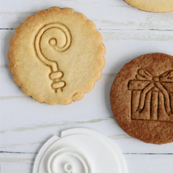 Deze Koekstempel met de opdruk van de stad van Sinterklaas is super leuk om samen met je kinderen te gebruiken om zelf Sinterklaas koekjes te bakken.  Of, ook leuk: Bak de koekjes zelf en stop ze als cadeau in de schoenen van je (klein)kinderen. Dat wordt gegarandeerd een feest! Het koekje van de foto is […]
