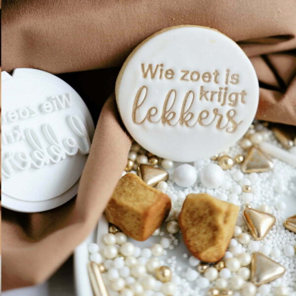 Deze Koekstempel met de opdruk ‘Wie zoet is krijgt lekkers’ is super leuk voor Sinterklaas.  Haal hem nu in huis en ga er lekker zelf mee aan de bak. Het koekje van de foto is uitgestoken met onze ronde steker van 60mm. Gebruik Deze emboss koekstempel is zowel te gebruiken zonder, als met fondant. Tover […]