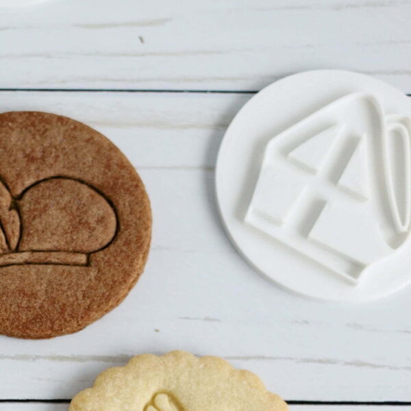 Deze Koekstempel met de opdruk van een mijter mag natuurlijk niet ontbreken in je sinterklaas stempel collectie. Bak de koekjes en stop ze als cadeau in de schoenen van je kinderen of zet ze op tafel tijdens het heerlijke avondje. Dat wordt gegarandeerd een feest! Het koekje van de foto is uitgestoken met onze ronde […]