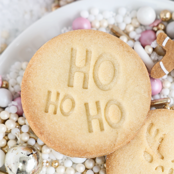 Deze grappige Ho Ho Ho Koekstempel met de tekst geeft jong en oud een brede slime op hun gezicht. Stempel de tekst met on koekstempel kussen en eetbare kleurstof of stempel hem in koekdeeg voor een zelfde resultaat als op de foto. Haal hem nu in huis en ga er lekker zelf mee aan de […]