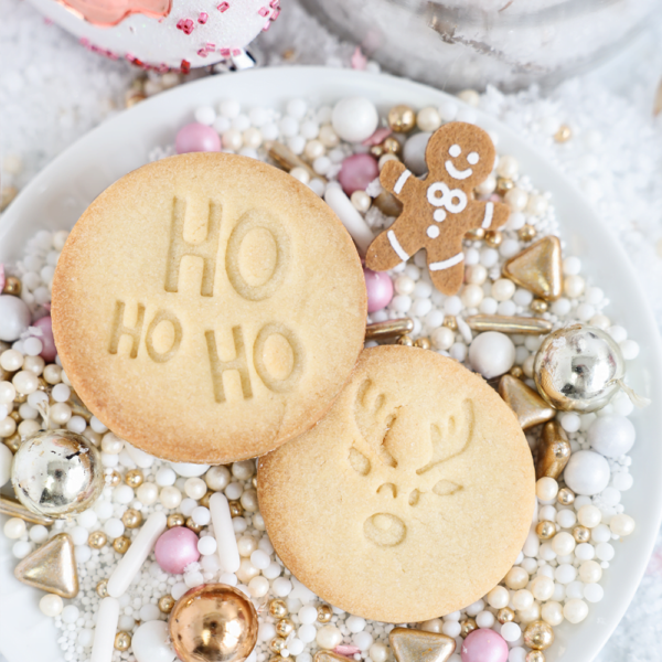 Deze grappige Ho Ho Ho Koekstempel met de tekst geeft jong en oud een brede slime op hun gezicht. Stempel de tekst met on koekstempel kussen en eetbare kleurstof of stempel hem in koekdeeg voor een zelfde resultaat als op de foto. Haal hem nu in huis en ga er lekker zelf mee aan de […]