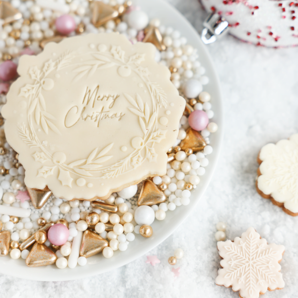 Deze POPstempelset met kerstkrans  is een mooie grote koek die je feestelijk per stuk kan inpakken als cadeau. Hij doet het ook prima in een sweetbox of op een luxe kerst tafel. Combineer hem met de mini koekstempel ‘Merry Christmas’ zoals op de foto of maak er je eigen tekst in met onze sierlijke letterset. […]