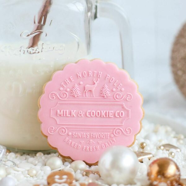 Met deze POPstempel ‘Milk and Cookies’ maak je zelf heerlijke kerstkoekjes. Maak ze met één kleur fondant zoals op de foto of werk met de two tone techniek voor een extra feestelijke uitstraling. Het design is te gebruiken vanaf een rond 6cm koekje (op de foto is het koekje uitgestoken met een kartel rond 6cm […]