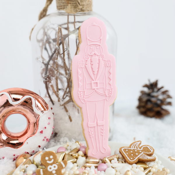 Met deze POPstempelset van de Notenkraker maak je ontzettend leuke kerstkoeken. Deze Notenkraker is een mooie grote koek die je feestelijk per stuk kan inpakken als cadeau. Hij doet het ook prima in een sweetbox of op een luxe kerst tafel. Het design is 15 cm hoog. Gebruik Deze POP-koekstempel met uitsteker is alleen te […]