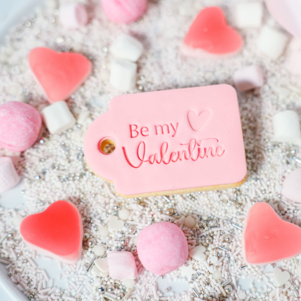 Deze Be My Valentine koekstempel is speciaal ontworpen voor Valentijnsdag. Maak romantische koekjes voor jouw liefde om Valentijnsdag te vieren samen. Deze koekstempel is een echte aanvulling voor elke sweetbox. Let op: op de foto zie je een koekje dat is gemaakt met deze koekstempel in combinatie met uitsteker naamtag. Deze bestel je los.   […]