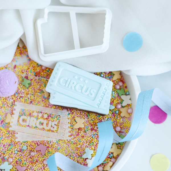 Bij een circus thema feest mogen de toegangskaartjes natuurlijk niet ontbreken. Helemaal niet als ze naar zoete koekjes smaken. Met deze fondant stempelset maak je jouw eigen circus kaartjes. Laat het feest maar beginnen! Leuk om te combineren met de circus tent! Gebruik Deze fondant stempelset is alleen te gebruiken met fondant. Steek je deeg […]