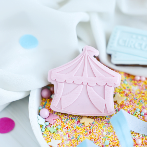 Bij een circus thema feest hoort natuurlijk een circus tent. Een echte is wellicht wat overdreven, maar koekjes in de vorm van de circus tent, dat is haalbaar en lekkerrrrrrr. Met deze fondant stempelset maak je jouw eigen circus tent koekjes in een handomdraai. Laat het feest maar beginnen!  Leuk om te combineren met toegangskaartjes […]