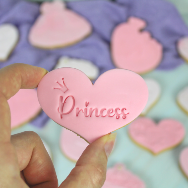 Is jouw kleine Princess onderweg, viert je meisje haar verjaardag in prinsessen thema? Dan mag deze Koekstempel niet ontbreken!  De tekst is 4,5cm breed en te gebruiken op zowel kaal koekdeeg als met fondant. Leef je uit en maak mooie combinaties met bijvoorbeeld het princess patroon en onze fondant stempelset prinsessenjurk.   Hoe je de stempel ook […]