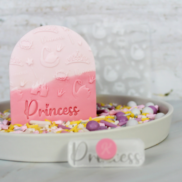 Is jouw kleine Princess onderweg, viert je meisje haar verjaardag in prinsessen thema? Dan mag deze Koekstempel niet ontbreken!  De tekst is 4,5cm breed en te gebruiken op zowel kaal koekdeeg als met fondant. Leef je uit en maak mooie combinaties met bijvoorbeeld het princess patroon en onze fondant stempelset prinsessenjurk.   Hoe je de stempel ook […]