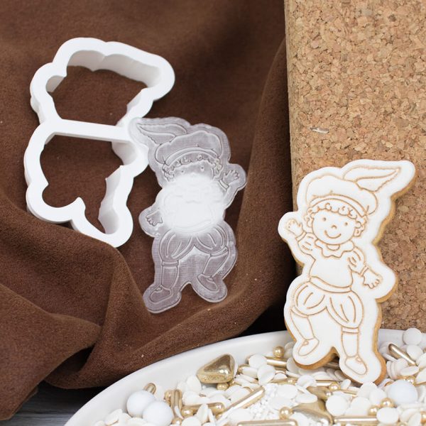 Deze Pietje koekstempelset mag natuurlijk niet ontbreken in jouw Sinterklaas assortiment, want zonder Pieten geen Sint natuurlijk! Tover vrolijke lachen op de gezichten van de kinderen met dit gezellige pietje. Je bakt de koekjes met of zonder fondant eenvoudig zelf met deze stempelset. Gebruik Deze emboss koekstempel is zowel te gebruiken zonder, als met fondant. […]