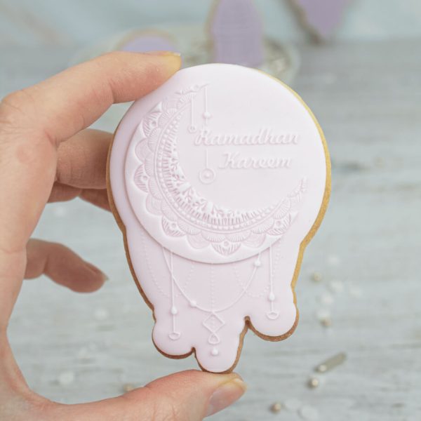 Deze koek met gedetailleerde maan en de tekst Ramadhan Kareem is prachtig als statement losse statement koek in een mooi cadeauzakje. Schilder de maan met eerbare verf of maak hem net als op de foto in 1 kleur fondant. Je ontvangt een fondantstempel met bijpassende uitsteker om het koekje van de foto na te kunnen […]