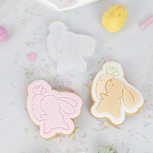 Met onze koekstempelset Haasje met wortel maak je dit super schattige koekje. Leuk voor de Paastafel maar ook schattig voor de verjaardag van je peuter of wanneer je koekjes wilt bakken met kinderen. Met deze set ontvang je een koekstempel en de bijpassende uitsteker. Je kan deze stempelset zowel met alleen koekdeeg als met fondant […]