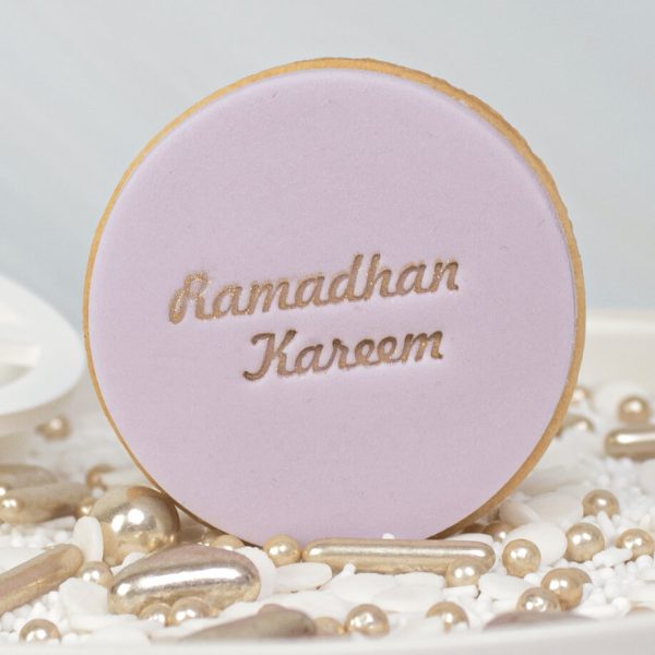 De koekstempel Ramadhan Kareem is met zijn 3×1,2cm ideaal voor kleine koekjes. Liever een grote koek? Combineer deze koekstempel dan met een andere fondant stempelset uit de Suikerfeest collectie. Gebruik Deze emboss koekstempel is zowel te gebruiken zonder, als met fondant. Tover kale koekjes om tot prachtige lekkernijen door simpel weg met beleid de koekstempel 1 a […]