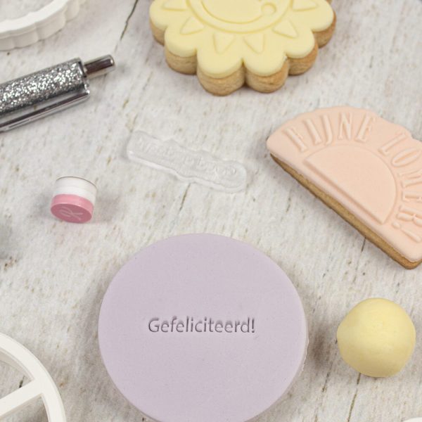 Deze moderne Gefeliciteerd! mini fondantstempel is perfect om te combineren met allerlei andere stempels voor iedere feestje wat het vieren waard is. Met zijn 3cm past hij gemakkelijk bij andere designs of patronen. Maar zo enkel op een koekje, maakt ook echt een statement. Shop hem gauw om zelf met deze stempel aan het decoreren […]