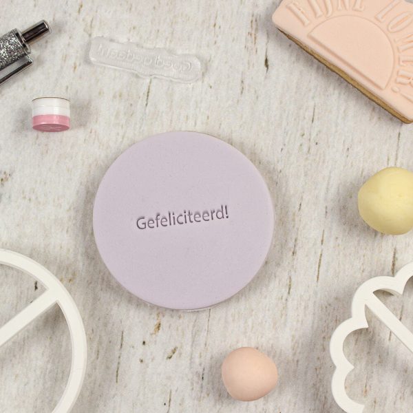 Deze moderne Gefeliciteerd! mini fondantstempel is perfect om te combineren met allerlei andere stempels voor iedere feestje wat het vieren waard is. Met zijn 3cm past hij gemakkelijk bij andere designs of patronen. Maar zo enkel op een koekje, maakt ook echt een statement. Shop hem gauw om zelf met deze stempel aan het decoreren […]