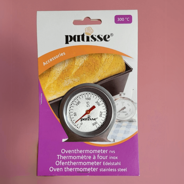 Zijn jouw koekjes te bros, zwart, krimpen ze te veel of wil je gewoon weten hoeveel jouw oventemperatuur afwijkt van je instellingen? Hang of zet deze rvs oventhermometer van Patisee dan op die plek in je oven en ontdek voor eens en altijd op welke temperatuur jouw koekjes perfect afbakken.