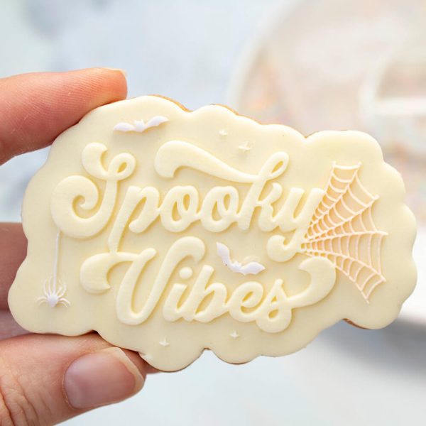 Breng wat griezelige gezelligheid in je Halloween baksels met deze “Spooky Vibes” fondant stempelset! Het spinnetje en de groovy tekst geven je koekjes een retro uitstraling. Perfect voor het maken van vrolijke traktaties. Eenvoudig in gebruik en ideaal om je Halloween baksels dat extra beetje magie te geven! Maak jij dit jaar een doos cupcakes […]