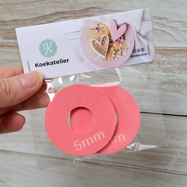 Gebruik jij ook de RVS Patisse deegroller maar vind je het jammer dat je geen 4mm, 5 mm, 7, 8 en 9mm maatschijven hebt om fondant en deeg op uit te rollen? Dan heb ik de oplossing voor jou! Deze maatschijven passen perfect op de verstelbare deegroller van het bekende merk. 3mm is een mooie […]