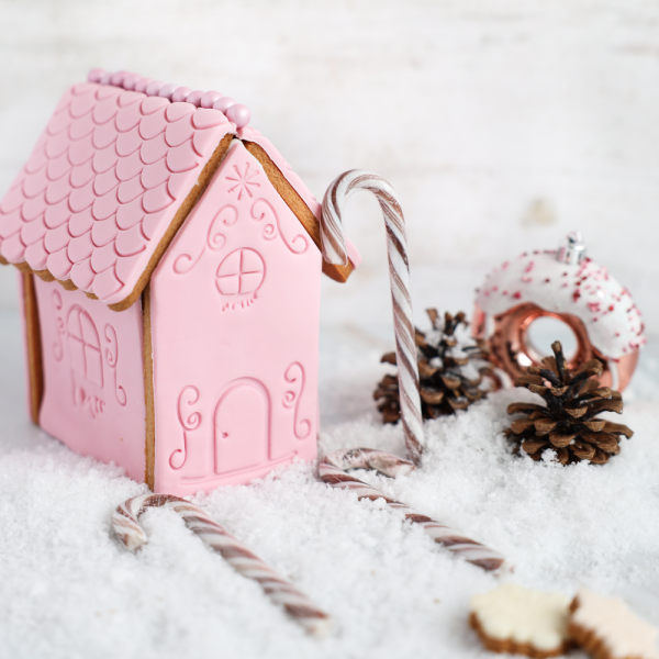 Met deze fondantempelset Gingerbread house 2.0 maak je het mooiste koek kersthuis van de Benelux. Een plat pakket wat je aan kan vullen met snoepjes, chocolade en royal icing om aan je klanten te verkopen (en eventueel te versturen via de brievenbus). Of, bak hem from scratch en decoreer hem met de kinderen tijdens de […]