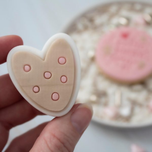 Helemaal in gingerbread thema dit jaar? Of wil je een klein kerstkoekje op een koffie schoteltje kunnen leggen? Ga dan voor dit gingerbread hartje. Van deze tijdloze stempelset heb je de komende jaren veel bakplezier. En zeg nou zelf, dit is toch super cute? Daarnaast is deze stempelset ideaal als je startende bent met de […]