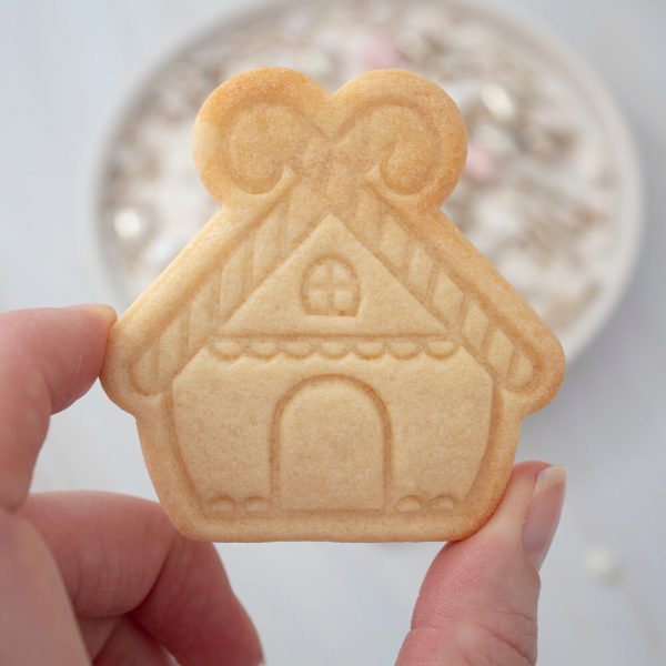 Vind je het gingerbread house 2.0 wat te veel van het goede? Dan is deze koekstempelset Gingerbread huisje de juiste stempelset voor jou. Druk de stempel in koekdeeg voor een simpel maar schattig koekje. Of ga los met fondant in 1 of meerdere kleuren. Wil je met meerdere kleuren fondant aan de slag check gelijk […]