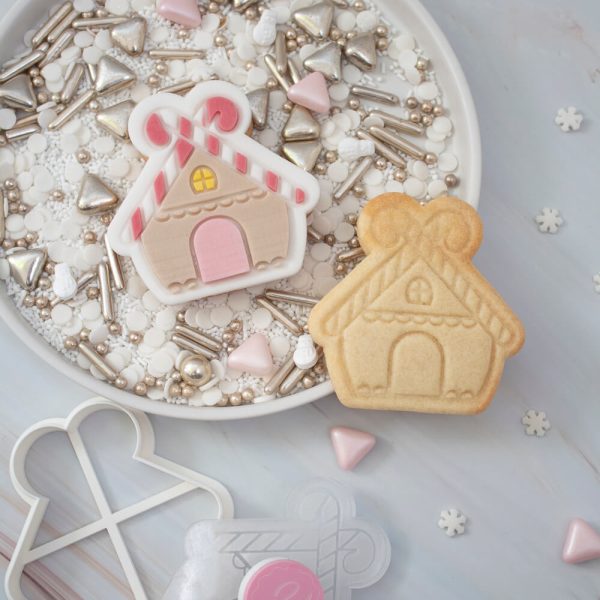 Vind je het gingerbread house 2.0 wat te veel van het goede? Dan is deze koekstempelset Gingerbread huisje de juiste stempelset voor jou. Druk de stempel in koekdeeg voor een simpel maar schattig koekje. Of ga los met fondant in 1 of meerdere kleuren. Wil je met meerdere kleuren fondant aan de slag check gelijk […]