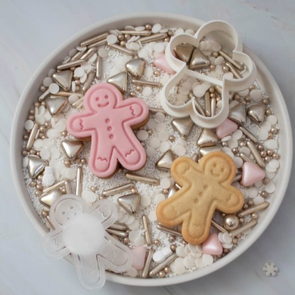 Helemaal in gingerbread thema dit jaar? Of wil je jouw kerst cookiebox aanvullen met een schattig koekje? Ga dan voor dit gingerbread poppetje. Van deze tijdloze stempelset heb je de komende jaren veel bakplezier. Je kan deze stempelset zowel met alleen koekdeeg als met fondant gebruiken. Gebruik Deze emboss koekstempel is zowel te gebruiken zonder, […]