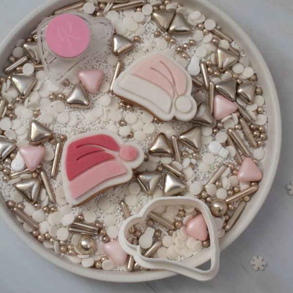 Een kerstmuts mag natuurlijk niet ontbreken tussen de kerstkoekjes. Dit formaat kan je op heel veel manieren gebruiken. Zowel als koekje bij de koffie maar ook los of als decoratie op een XXL cookie cake, kerst taart of grand dessert. Whats not to like?! Daarnaast is deze stempelst ideaal als je startende bent met de […]