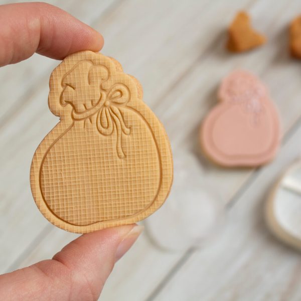 Deze koekstempelset (koekstempel en uitsteker) Zak van Sinterklaas is een leuke toevoeging op alle Sinterklaas lekkernijen. Decoreer hem eenvoudig door de stempel in het ongebakken koekdeeg te drukken of maak er een bijzonder kunstwerkje van door de set te combineren met de fondantstempel – Linnen patroon. Gebruik Deze emboss koekstempel is zowel te gebruiken zonder, […]