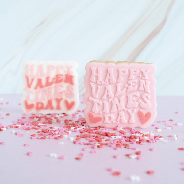 Met deze Fondant stempelset Happy Valentines day met groovy vibes steel jij de show op een origineel thema. Deze koek is leuk als enkele koek in een klein doosje, maar kan je ook goed combineren met bijvoorbeeld de Kersen koekstempelset of als tekstelement in een sweetbox voor Valentijn. Wil je net als wij de hartjes […]