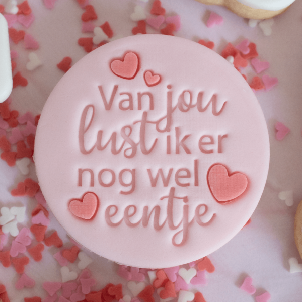 De koekstempel ‘Van jou lust ik er nog wel eentje‘ is een knipoog naar de prachtige binnen- en buitenkant van jouw Valentijn. Voor wie maak jij dit lekkere koekje met een knipoog? Op de foto zie je het koekje gemaakt met de two tone techniek. Deze maak je eenvoudig met onze two tone werkbank. Werkwijze: […]