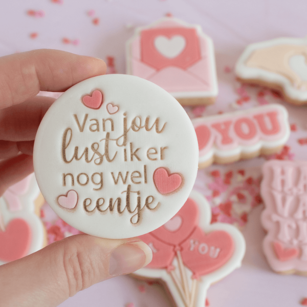 De koekstempel ‘Van jou lust ik er nog wel eentje‘ is een knipoog naar de prachtige binnen- en buitenkant van jouw Valentijn. Voor wie maak jij dit lekkere koekje met een knipoog? Op de foto zie je het koekje gemaakt met de two tone techniek. Deze maak je eenvoudig met onze two tone werkbank. Werkwijze: […]