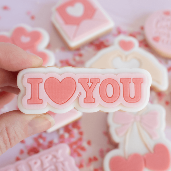 Met deze Koekstempelset ‘I love you‘ maak je lieve koekjes met een groovy vibe. Door zijn langwerpige vorm is dit een koekje die goed te combineren is met grotere statement koeken én goed aansluit in een sweetbox. De meerkleurige fondant hebben we gerealiseerd door te werken met onze two tone werkbank en fondantschraper. Je begint […]