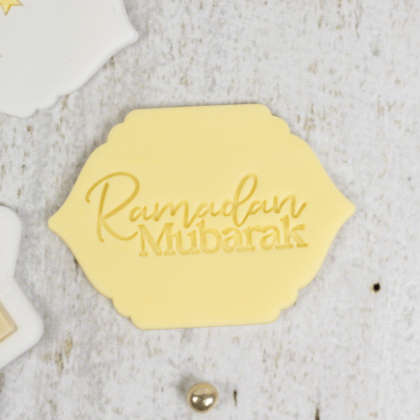 De koekstempel Ramadan Mubarak is met zijn 5x2cm ideaal voor kleine koekjes. Liever een grote koek? Combineer deze koekstempel dan met een andere fondant stempelset uit de Suikerfeest collectie of de koekstempel Maan en ster zoals op de boogvormige koek. Gebruik Deze emboss koekstempel is zowel te gebruiken zonder, als met fondant. Tover kale koekjes om tot […]