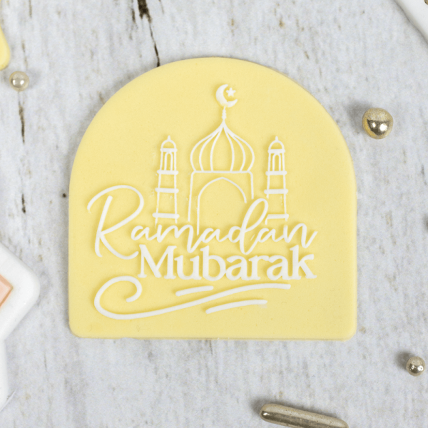 Deze Ramadan Mubarak met Moskee fondantstempel is een gedetailleerde, chique en toegankelijke stempel voor koekjes om de Iftar mee af te sluiten.  Combineer hem met de 6x6cm boog uitsteker om het koekje van de foto te maken. Ook werken met de two tone techniek? Vergeet dan niet de fondantschraper mee te bestellen. De stempel is […]