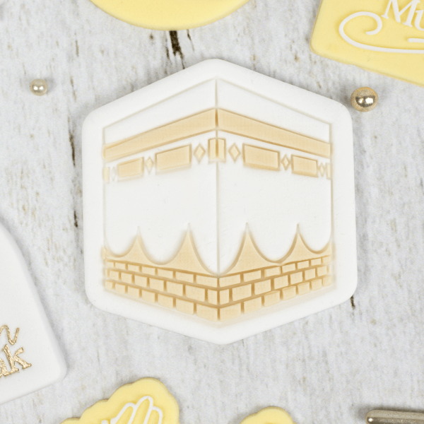 Met de koekstempelset maak je koekjes in de vorm van de Kaaba. Een prachtig koekje voor tijdens het Suikerfeest, of in combinatie met een tekststempel voor een prachtig geschenk. Bijvoorbeeld voor tijdens het Suikerfeest, maar ook een mooie optie voor wanneer iemand de Hadj volbracht heeft. Je ontvangt een koekstempel met bijpassende uitsteker om het […]