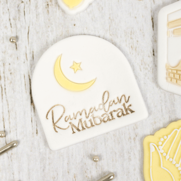 De koekstempel Ramadan Mubarak is met zijn 5x2cm ideaal voor kleine koekjes. Liever een grote koek? Combineer deze koekstempel dan met een andere fondant stempelset uit de Suikerfeest collectie of de koekstempel Maan en ster zoals op de boogvormige koek. Gebruik Deze emboss koekstempel is zowel te gebruiken zonder, als met fondant. Tover kale koekjes om tot […]