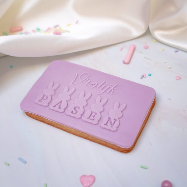 Geef je paasbaksels een elegante touch met onze Vrolijk Pasen met haasjes fondantstempel! Deze prachtige stempel heeft een sierlijke tekst en wordt extra vrolijk door de zes schattige paashaasjes. Perfect voor het decoreren van koekjes, taarten of normaal formaat cupcakes en een echte eyecatcher op de paastafel. De fijne details van deze stempel komen perfect […]