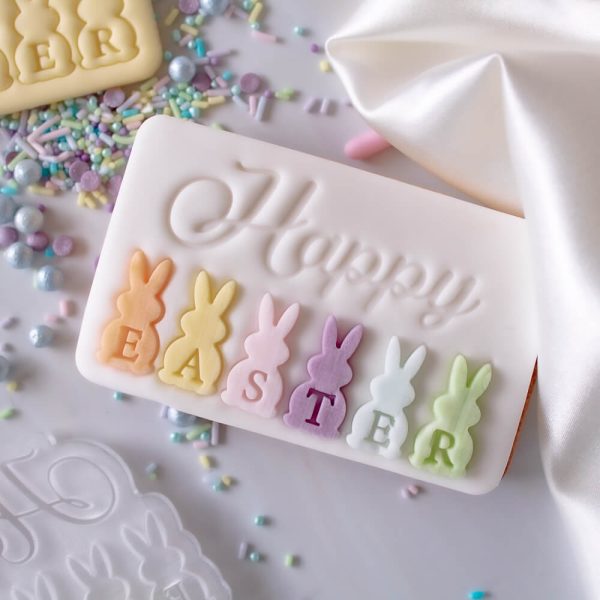 Vier Pasen op een heerlijke manier met onze Happy Easter met haasjes koekstempelset, de 6 schattige paashaasjes vormen samen het woord Easter. Deze koekstempelset is perfect voor het maken van vrolijke paaskoekjes, ideaal voor bij de brunch, als traktatie of om cadeau te geven. Door middel van de two-tone techniek kun je de haasjes met […]