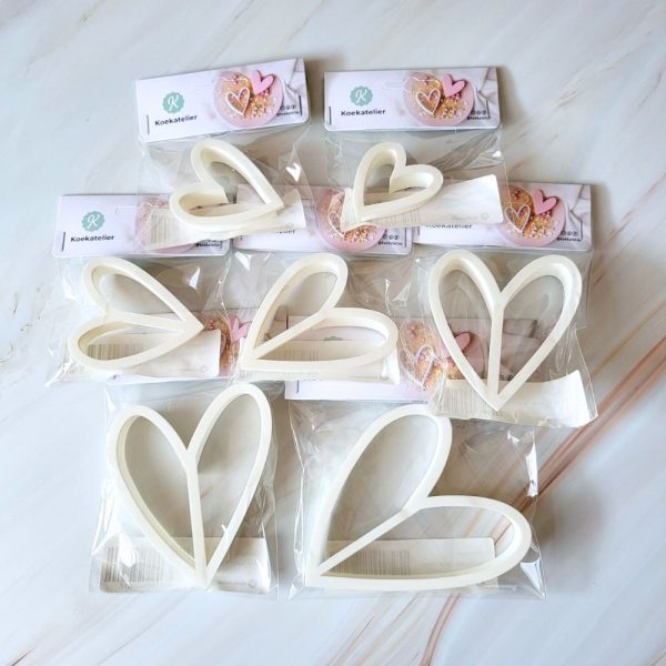 Deze set Nonchalant hartje koekjesstekers zijn net even anders: Met hun unieke vorm ogen ze handgemaakt en charmant. De set bevat 7 formaten (4 t/m 10 cm) en is ideaal voor bakkers die hun koekjes een unieke, warme uitstraling willen geven en een hoop liefde door middel van hun koekjes willen verspreiden. ✔ 7 nonchalante […]